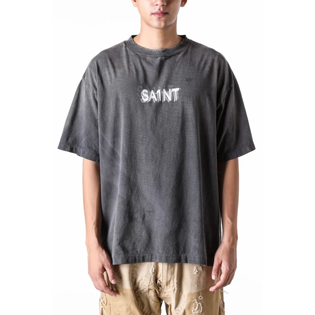 SAINT Mxxxxxx SEVEN DEADLY SS TEE/BLK Phantom SAINT Seven Deadly Sins Printed TEE Washed Black S-XL Look for cylindrical fabrics with no side seams. Don’t buy open width fabrics anymore. It’s boring. Assute garments are dyed. The whole piece is sprayed with Ma Liu. Then spray the heavy parts to fade. The collar and cuffs are frayed. Many hangings are frayed. Accessories are complete. Customized original consistent main mark/wash mark/little angel anti-counterfeiting mark.